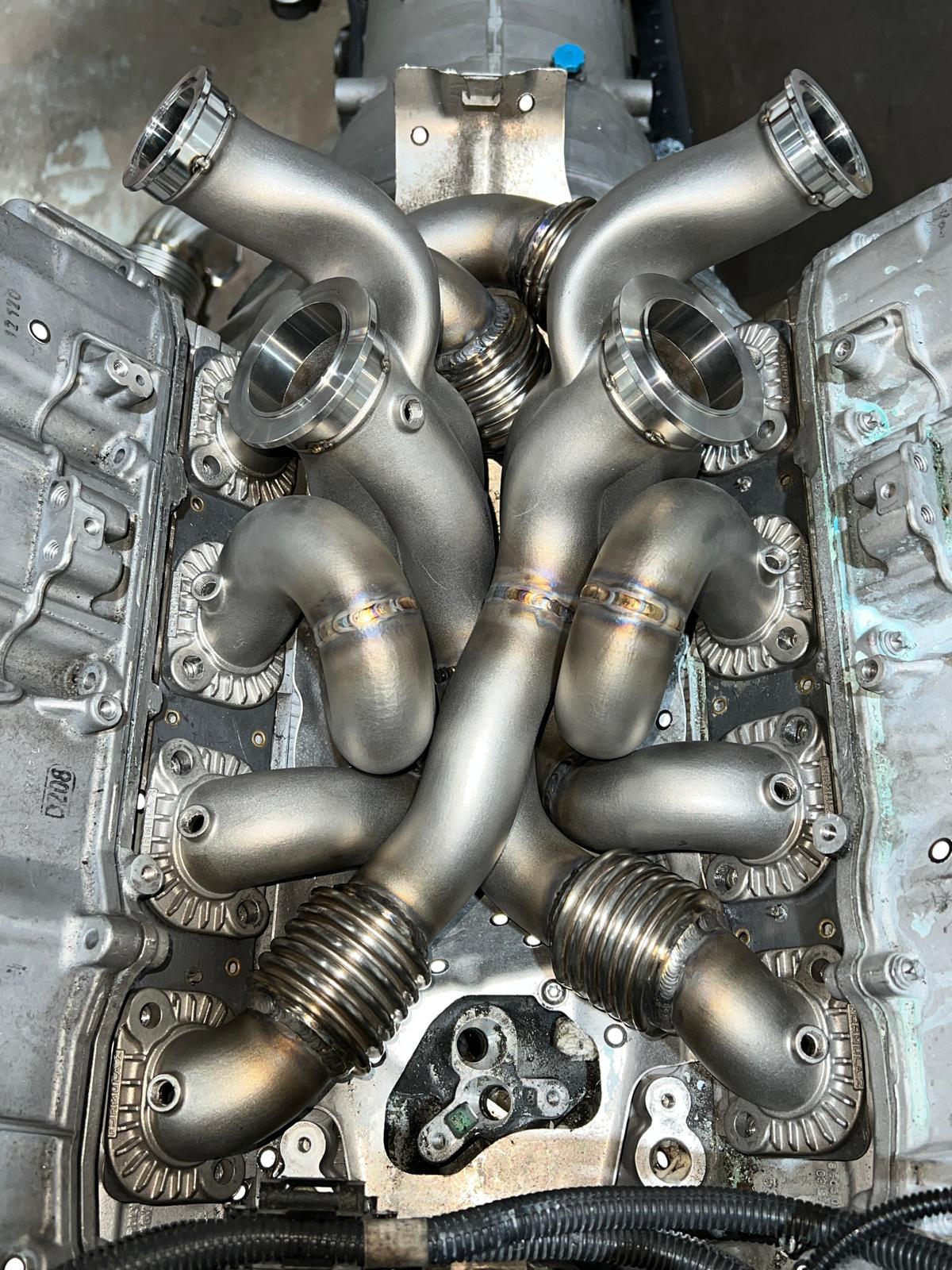 2000WHP capable BMW 4.4tt S63tu4 turbo system — clean supplier-origin gallery image 1