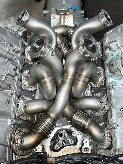 2000WHP capable BMW 4.4tt S63tu4 turbo system — clean supplier-origin gallery image 1